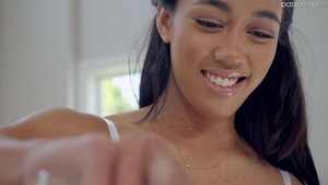 PassionHD: Nympho Aria Skye massage